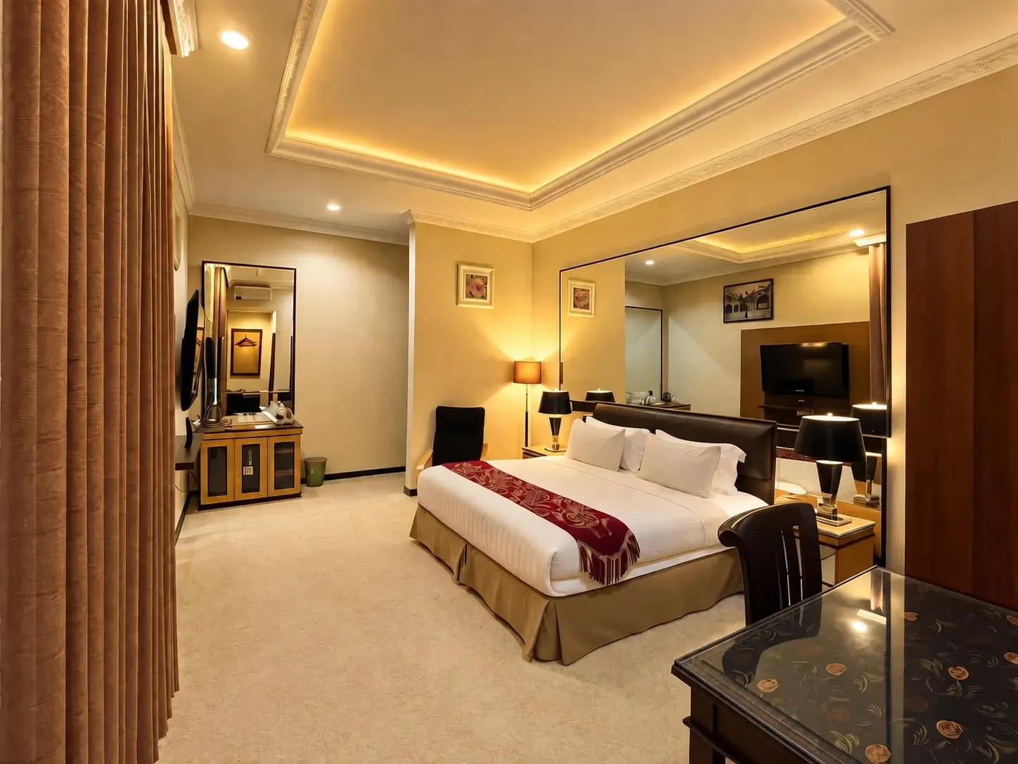 Premier King dengan tempat tidur king, karpet dan meja kaca.