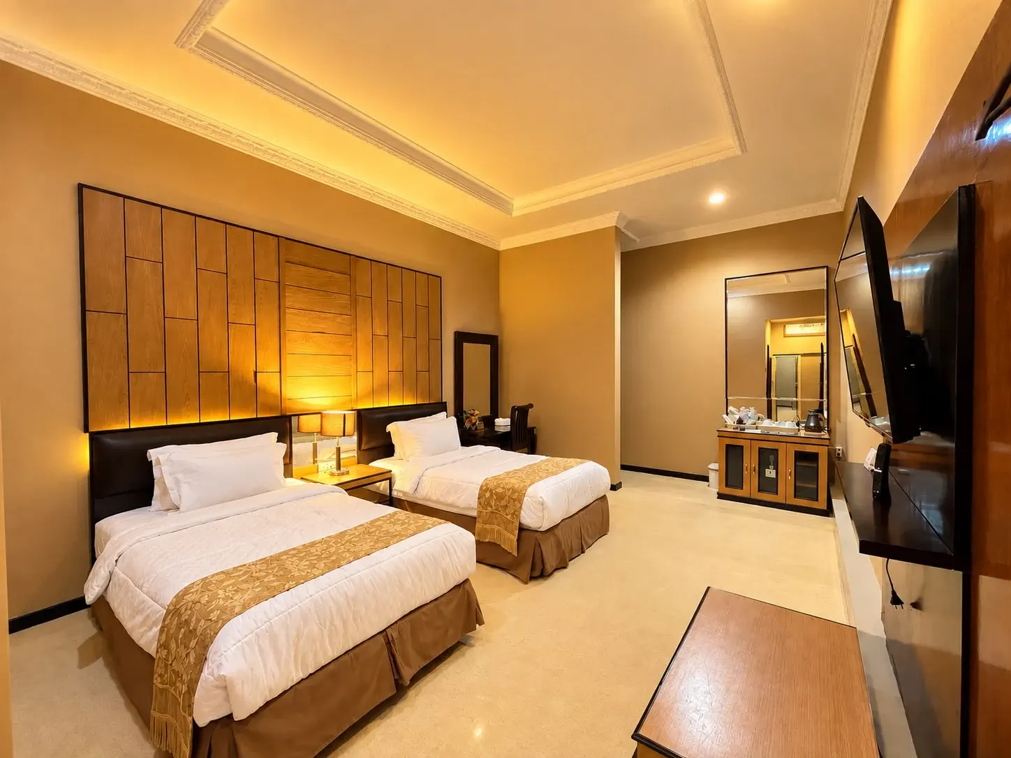 Premier Twin dengan dua tempat tidur dan panel kayu.